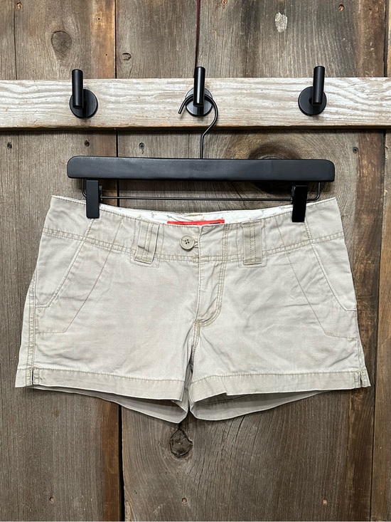 Mossimo Supply Co. Pants - Y2K Mossimo Low Rise Flap Pocket Khaki Shorts in Light Tan Size 5 Juniors